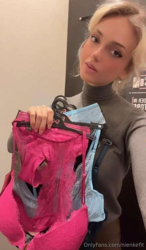 Wanna join my in the fitting room? 😜