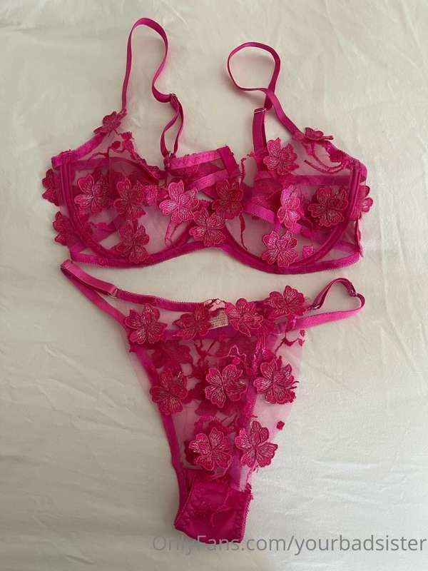THIS GORGOUS SET IS FOR SALE ‼️ ONLY $75 ‼️‼️ THESE GO FAST ..