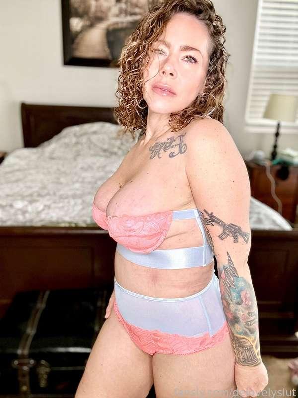 Do I deserve a spanking?

#curvy #curvywoman #fyp #bbw #bigbooty #ass #mommy #milf #stepmom #fetish #sexy #tatted #brunette #taboo #anal #sex 