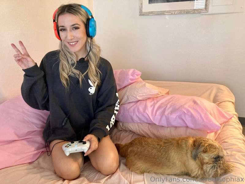 Any gamers out there? Search for me on T*itch 💋🎮 sweetsophia..