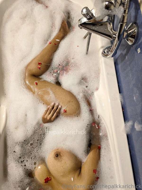 The bath tub, soapy bubbly water and me 🫧❤️! 17/21