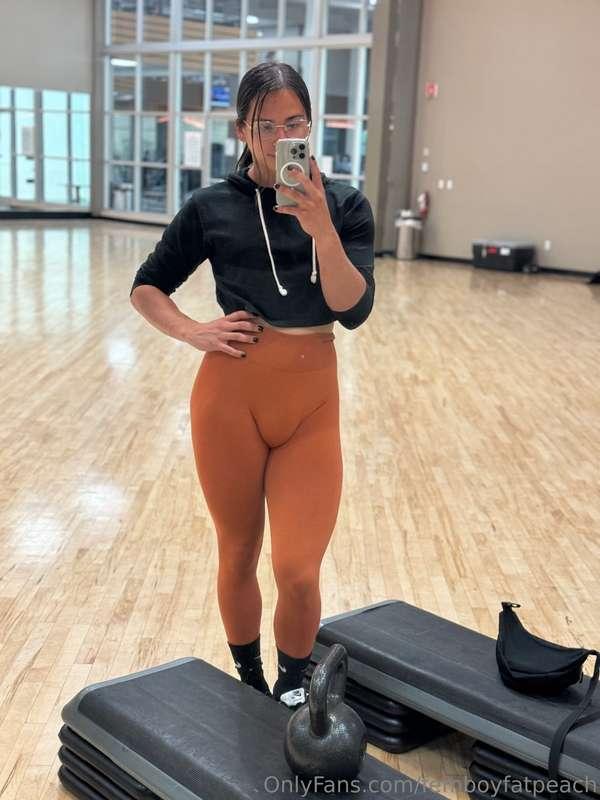 I wanna fuck hard in the public bathroom 🥰