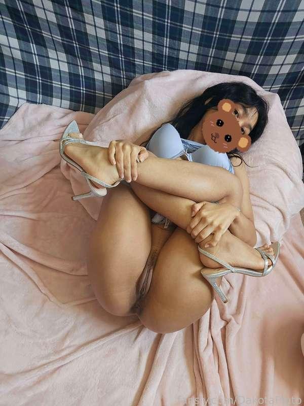 I'll hold my legs crossed like this as you have your way with my tight holes 😖💕

#fyp #petite #cute #teen #biracial #pussy #ass #skinny #tiny #young 