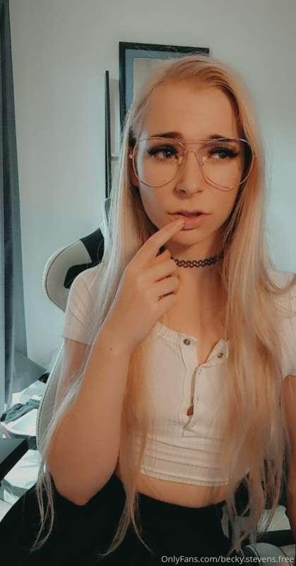 Lke my glasses? ❤️ Tip for a nerdy girl flash 😉