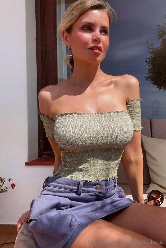 Breakfast with sun on my face 🥗🌞Do you prefer a calm or an a..