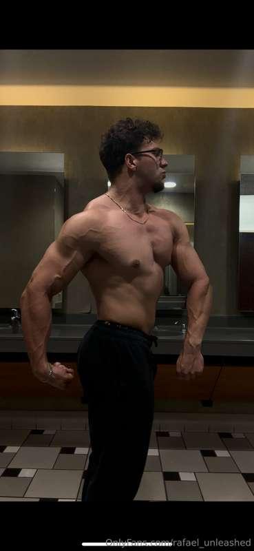 heard u like twunks who flex and show of there muscles? 