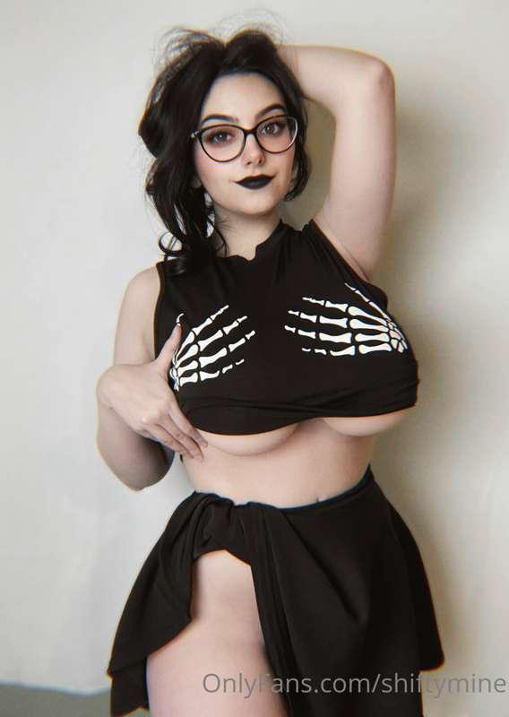 Big tiddy goth gf😆