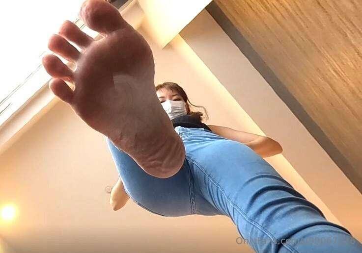 【360°VR】The giantess crushes the tiny with her feet and butt..
