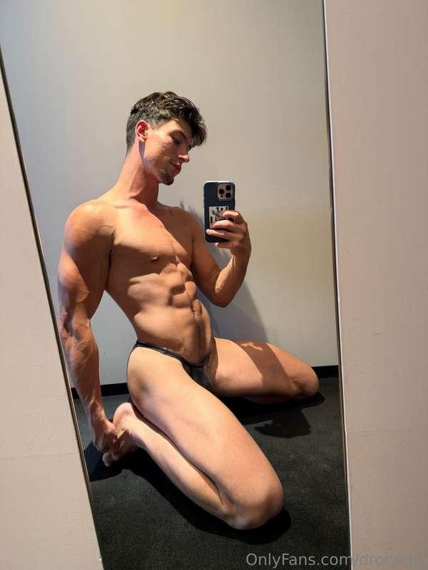 These new underwear show off my bulge and ass so nicely.. wh..