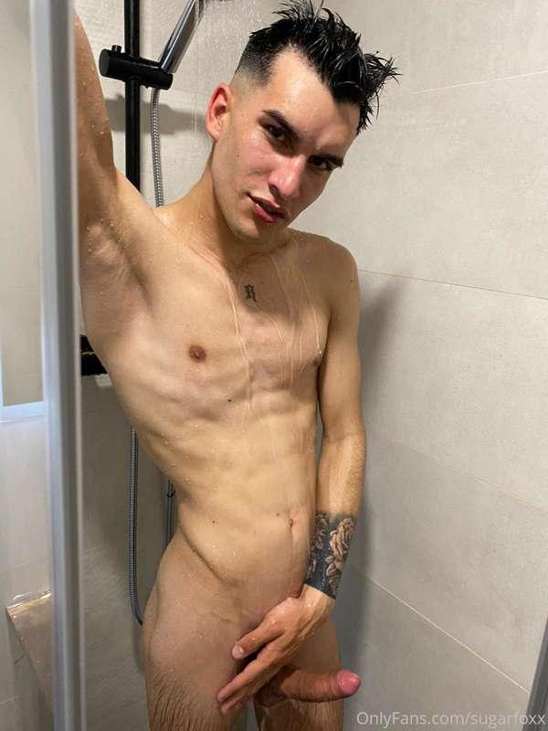 Who want a shower with me bbys?🔥🔥🔥
