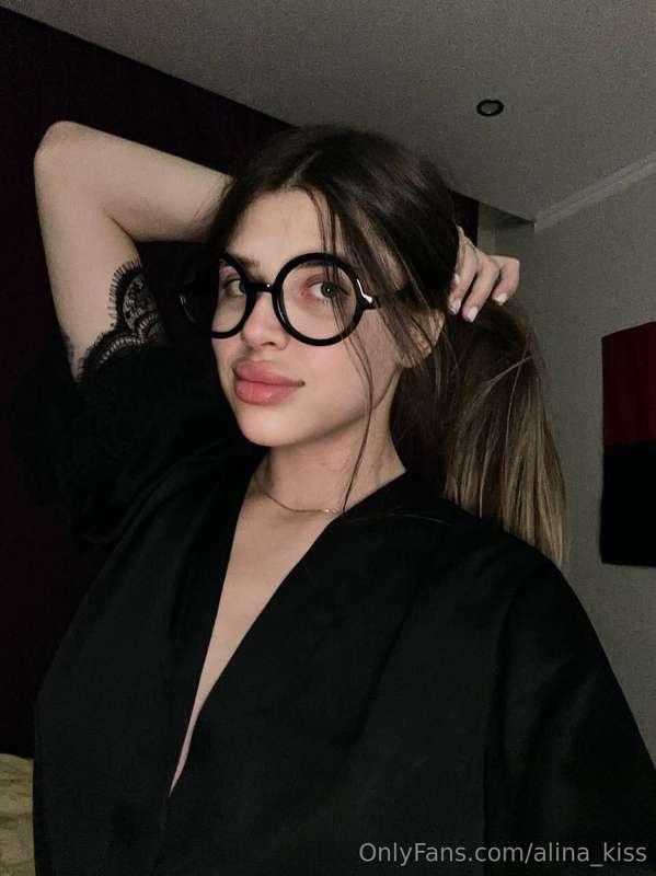 Do you think these glasses look good on me too 🤤 I think I l..