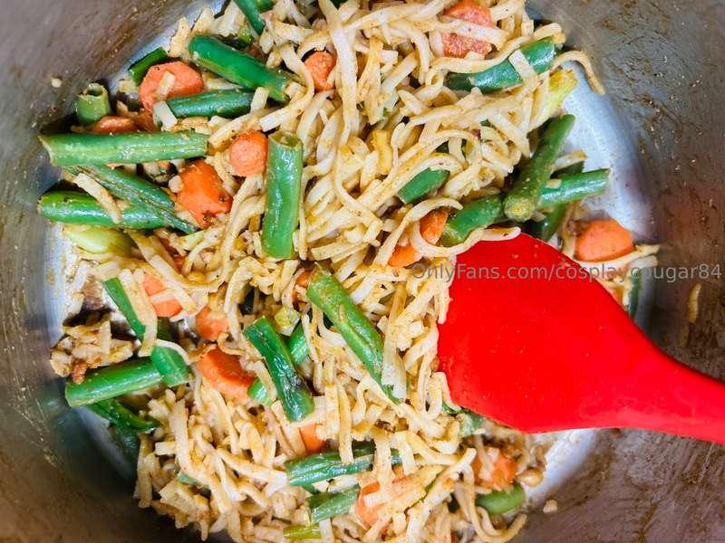 Homemade Pad Thai! 😋 I’m a weenie when it comes to heat, but..