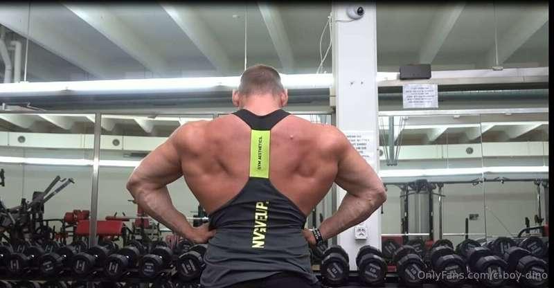A back shot for once, nudes and sextapes also available 😈👅😏