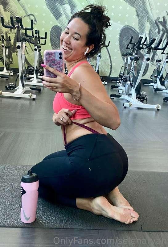 You can see on my face how sweaty I am 🥵💪🏽 Making this thong..