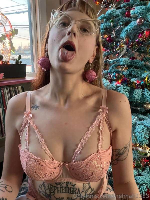 Look what's under the Christmas tree! It's the dick sucking ..