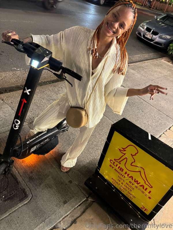 Quick flick. Read the sign 😏 Oh please, i gotta tell someone..