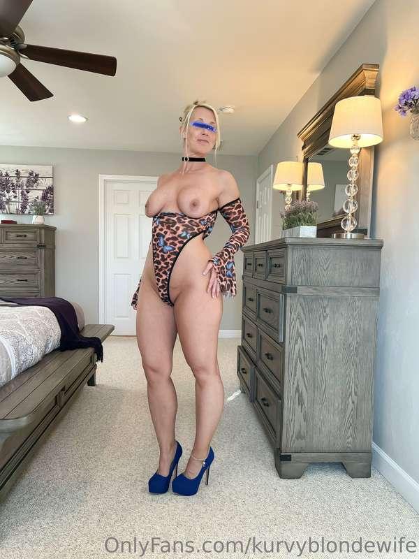 kurvyblondewife image #6