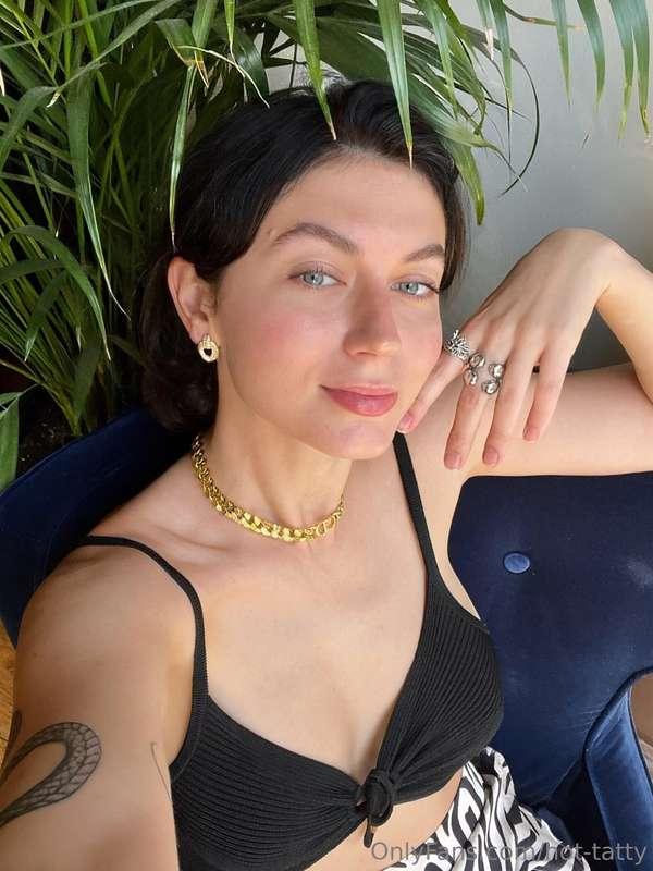 I feel like gold in the sun — calm, but dangerously shiny💛🌿 ..