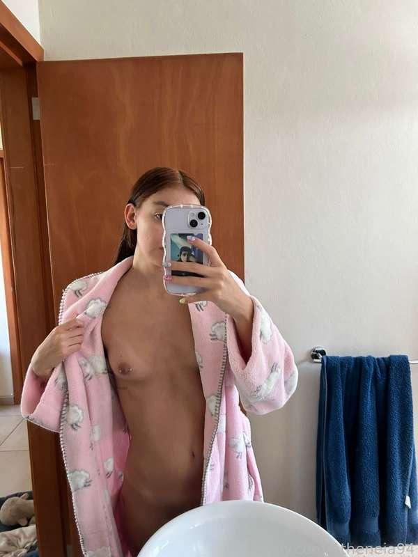 A shot stray to my hearts haha! 😛 i just wanted to take some sexy pics for u after showering! I love u guys to watch me being naughty and naked! 🥰

#fyp #skinny #latina #mexicana #smalltits #teen #aftershower #robe #selfie