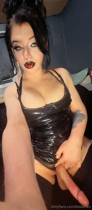 Kiss from my pretty lips down to my pretty dick 😈🖤