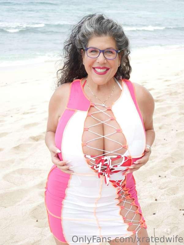 Let me start your Monday off with some Big Tits and Ass and ..