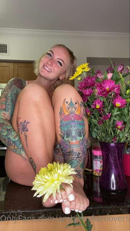 Flower foot play. 4 pics And 1 vid.