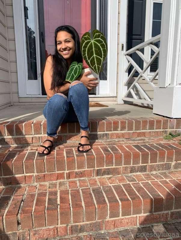 the cute lil latina w/ pretty feet ♡ 