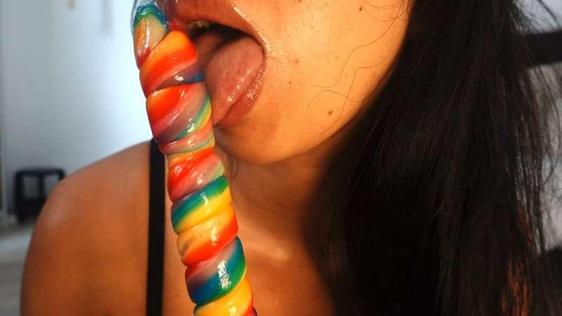 I like to taste my lollipop this way 😜