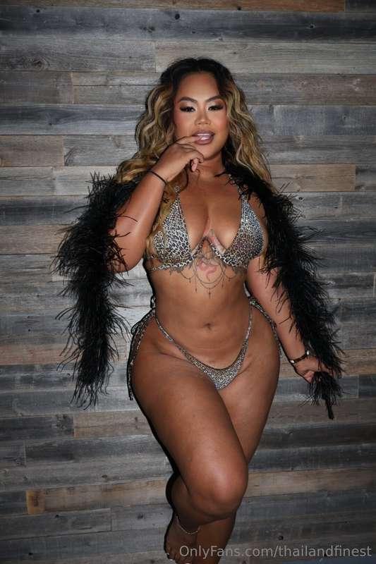 Daddy i am available for private lives and video calls this ..
