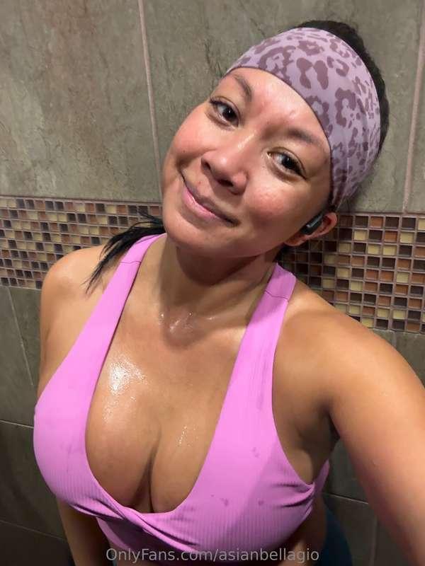 Happy sweaty Titty Tuesday 🍒 Come and get ‘em 👅