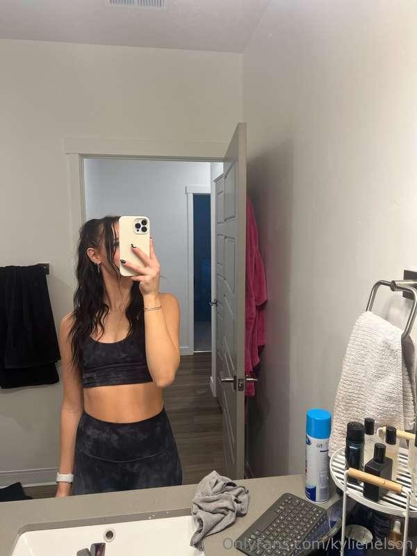 I’m about to go to the gym. Wanna join me getting sweaty? 🏋️..