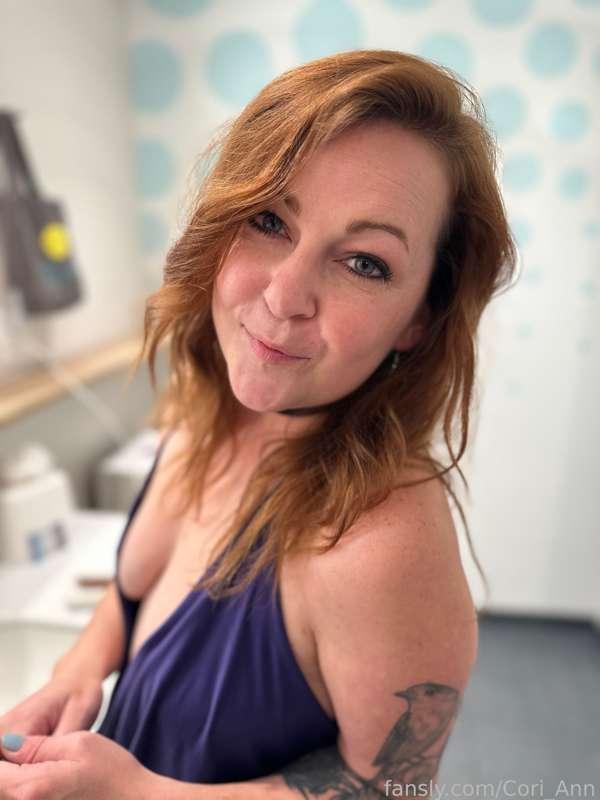 Trying to get ready for AVN and this dude keeps taking pictures of me 😂 figured I’d steal a few and let you all see the fun. 😘💚

I hope you all have a great weekend!! 

#fyp #redhead #boobs #avn #greeneyes 