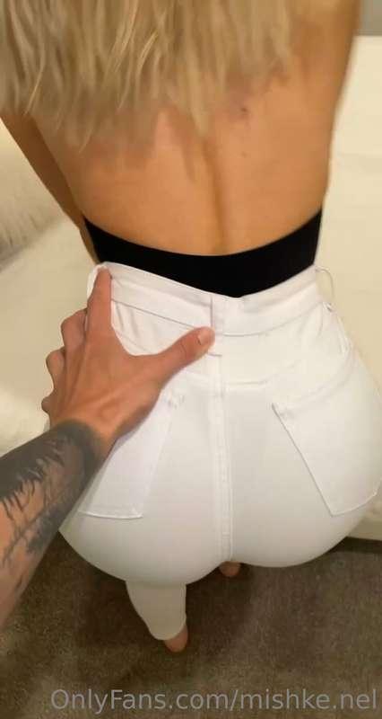 I’m really horny today someone message me 🙈