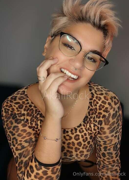 Send me a dm if you love pussy 🤪