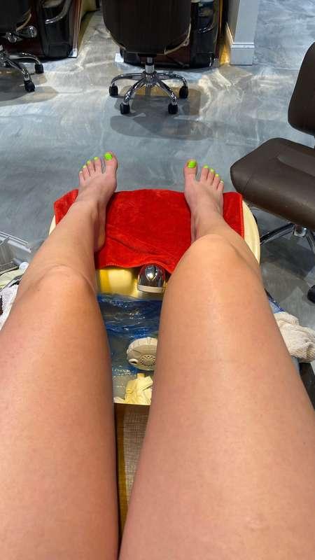 New pedicure and toe color for all my foot slaves ;)