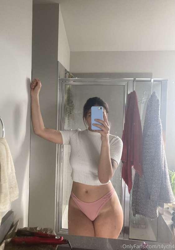 Nothing like a good ol’ mirror selfie ✨