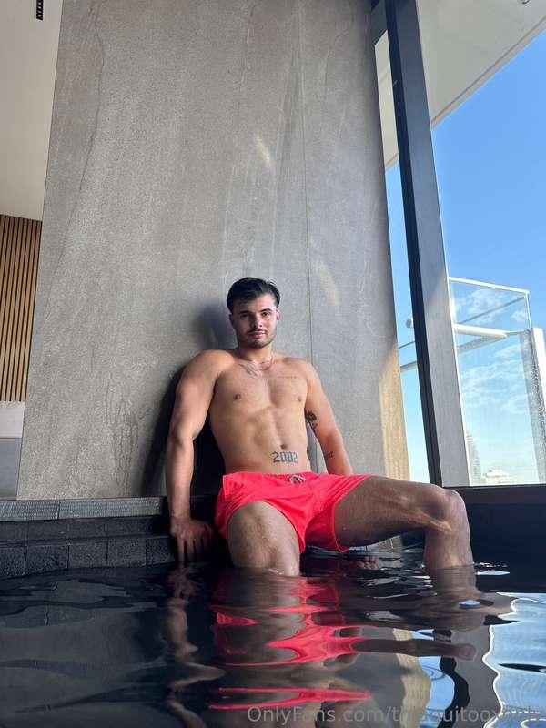 Come to the pool 🍌💥😋do you want a shower together? 💦💦💦💦