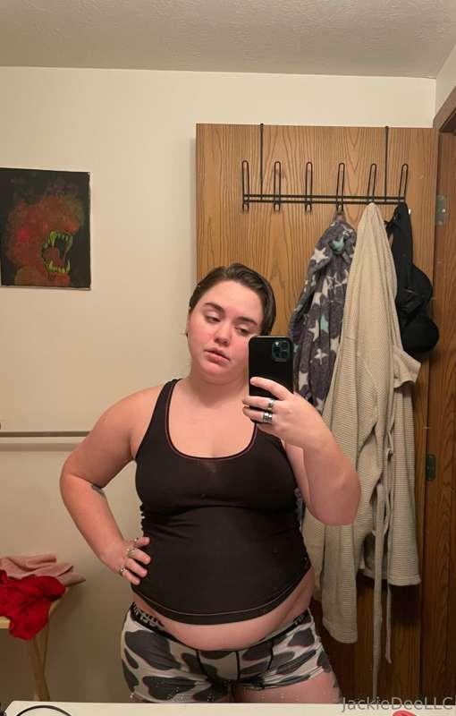 Not enough random mirror pics on my page here. Have one 🥴☺️😘..