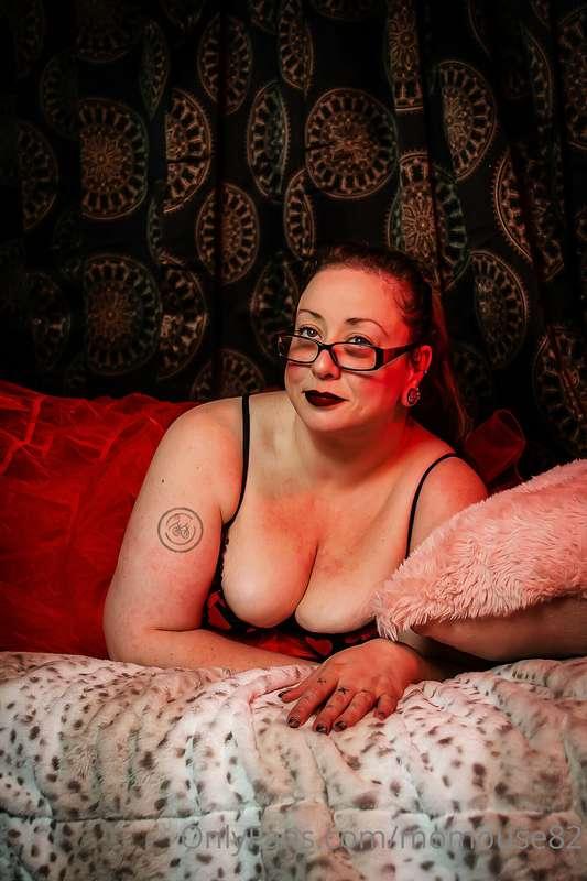 Cleavage. Lots more from this set @feetrudefootfet.