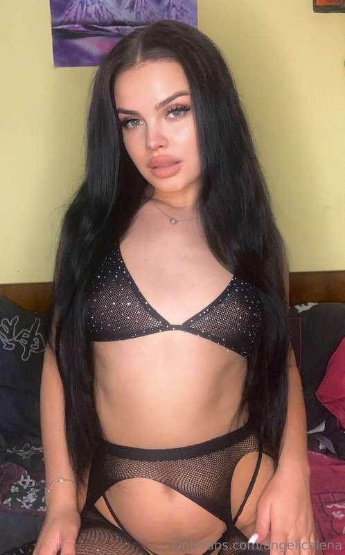 **Bold and beautiful in black** 🤭🖤