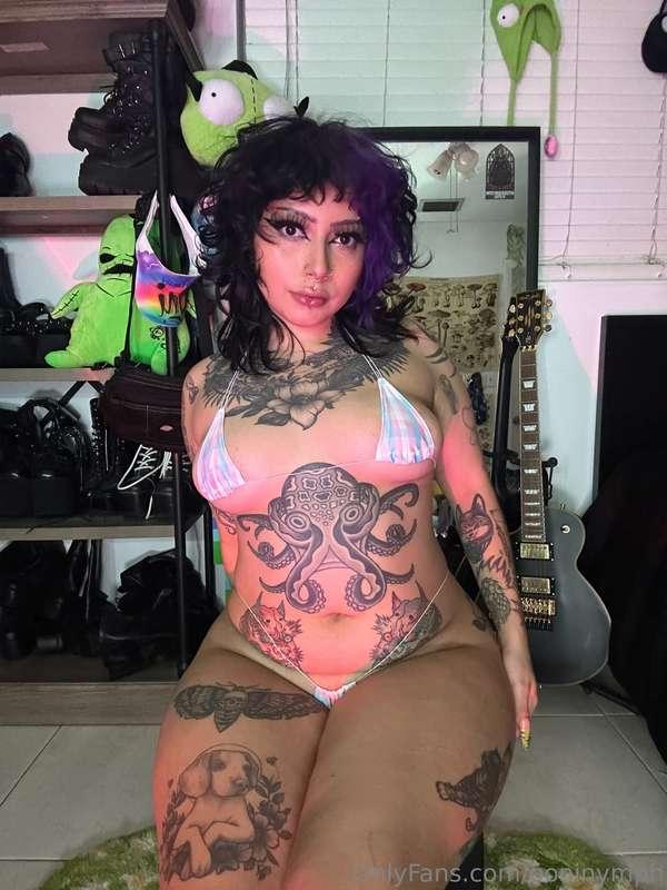 strip tease and masturbating show in this cute little micro
