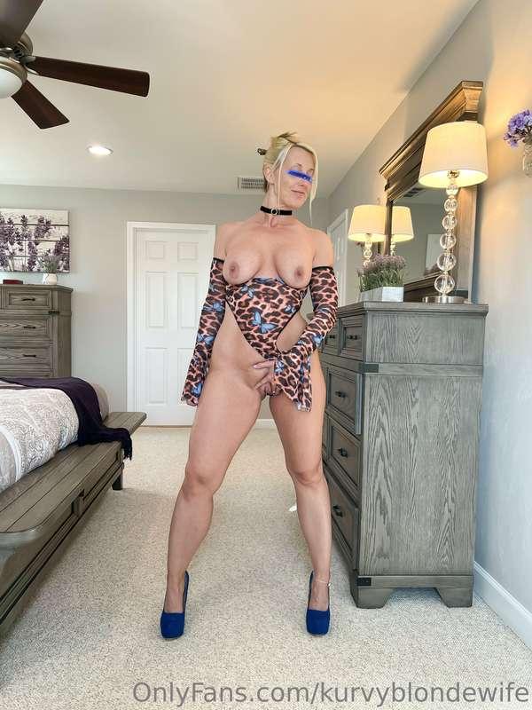 kurvyblondewife image #14