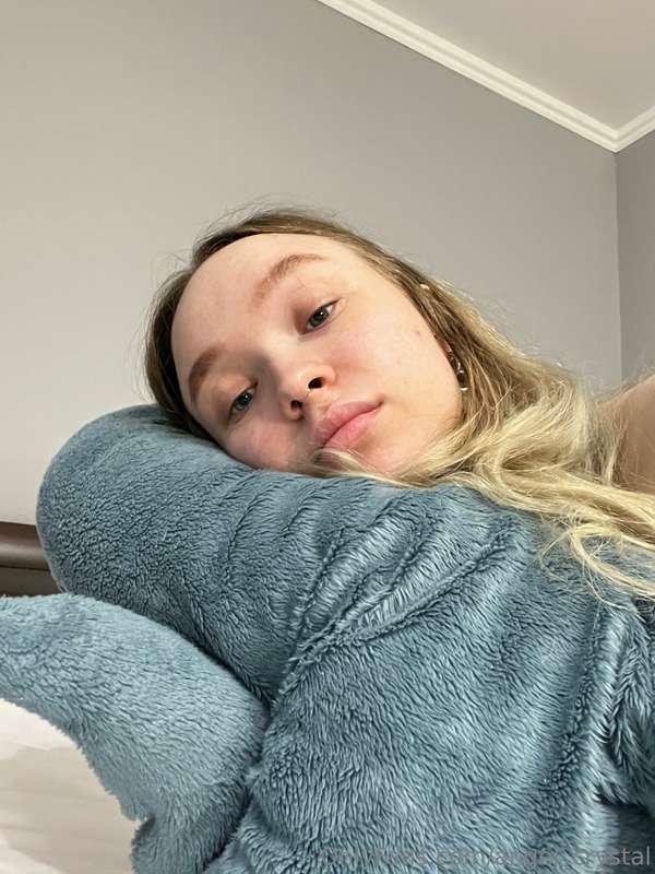 I’m lying here bored, wondering who will cheer me up 🥺 Maybe..