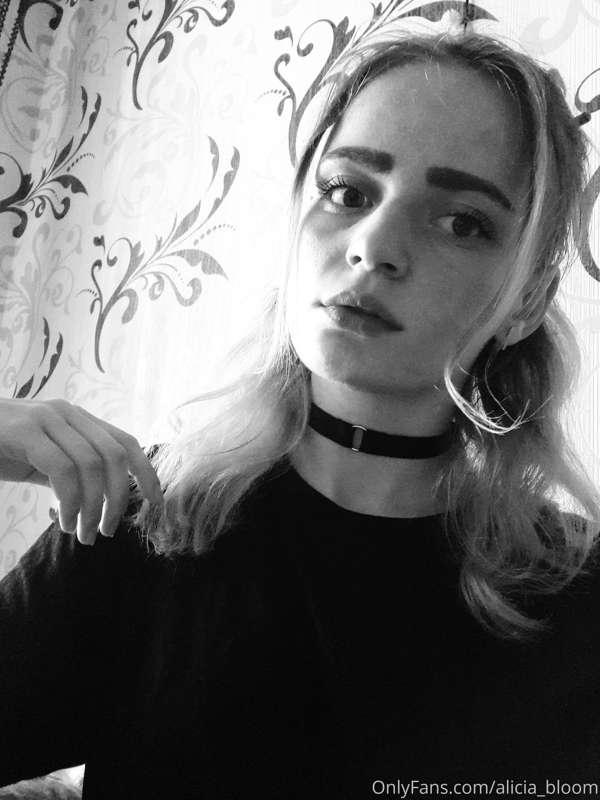 adore chokers, it's so sexy😈😈