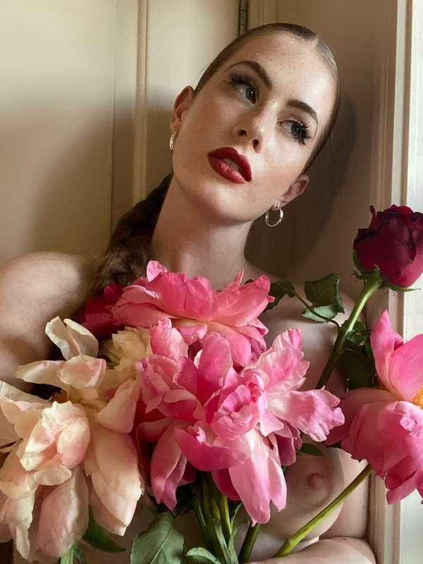 One of these blooms is not like the others… 🌸 🌸 Gorgeous blo..