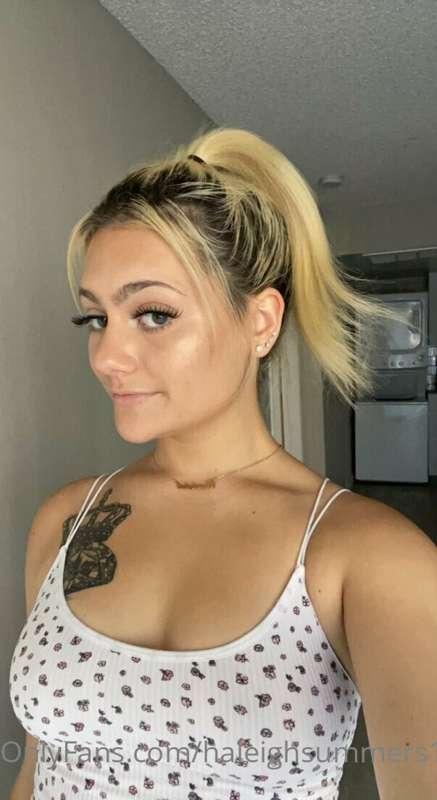 How much do you love your little slut 👑 tip me $10 & dm me I..