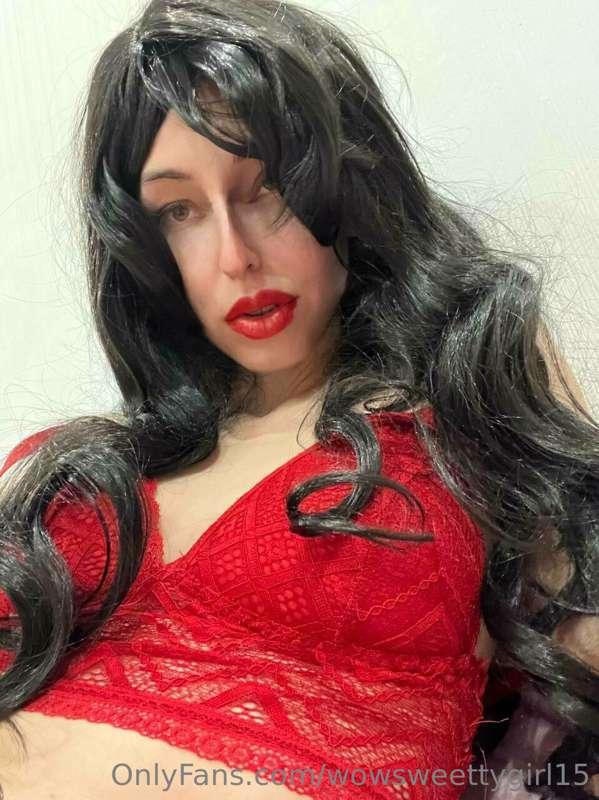Wanna kiss my red lips?🫦