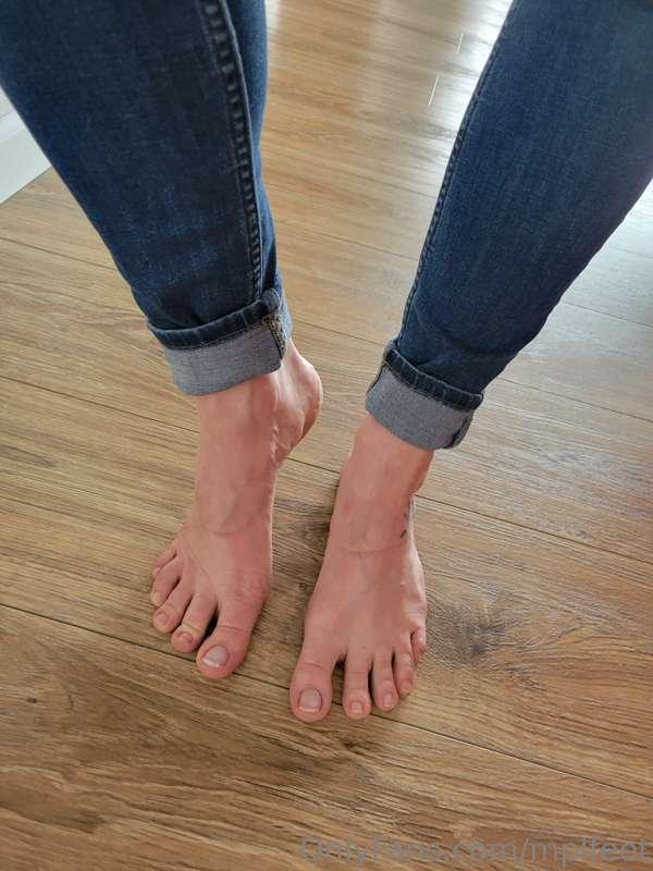 Guess who is going for a pedicure!?!

Sooooo should I do a c..