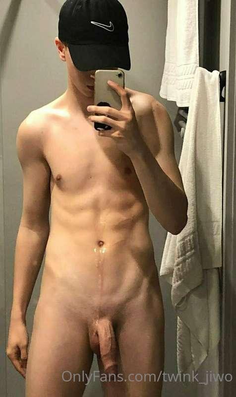 Nothing looks better then hot cum all over my abs 💦🥵