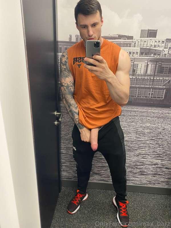 Can you suck my cock in the dressing room quickly? 😋